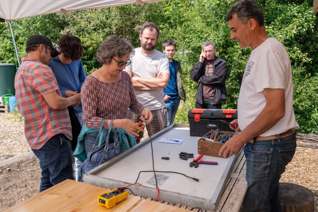 Atelier d’installation de panneaux photovoltaïques et bourse aux panneaux solaires d’occasion
