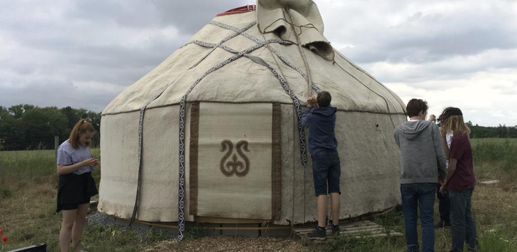 Jarní brigáda na školní farmě před zahájením další sezony