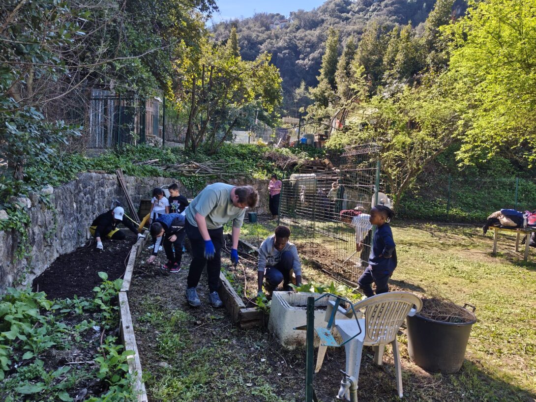 Ateliers semis et décoration composteurs au jardin potager pédagogique des Liserons