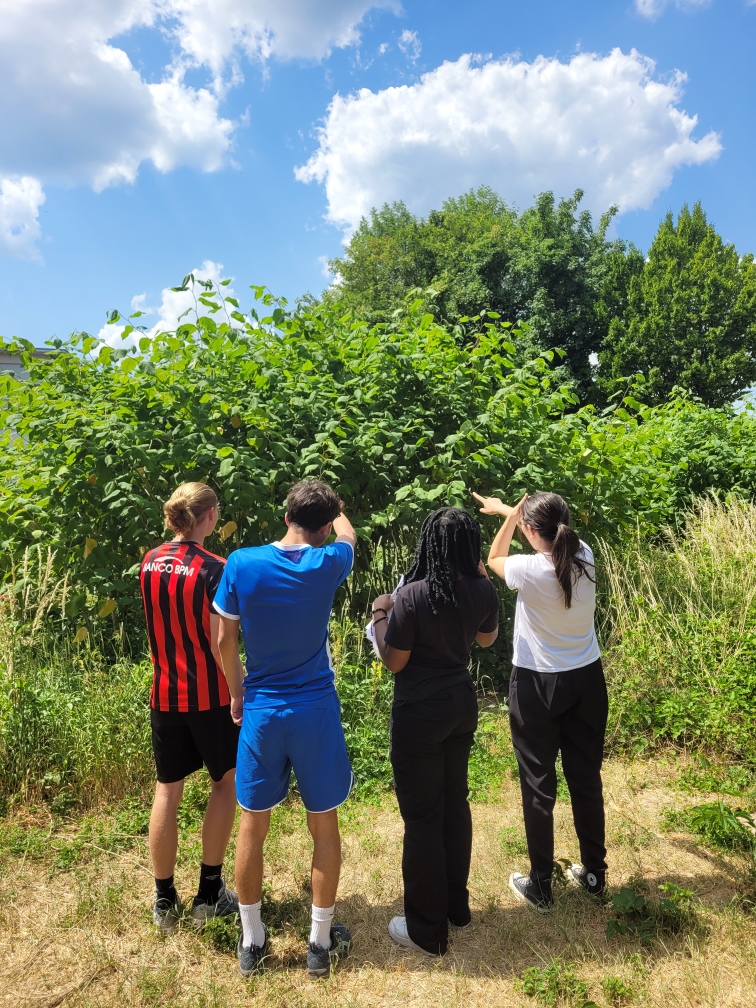 Pique-nique partagé et convivial au terrain SOLIGNAC/ NANCY.